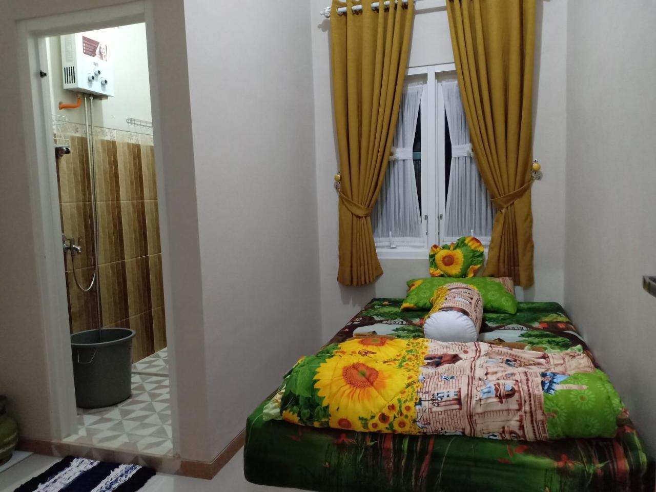 Green Homestay Malang Exterior photo